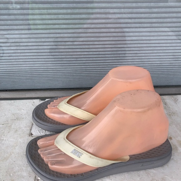 Nike Womens Cream and Gray Flip Flops sandals Size W6 - Picture 5 of 14